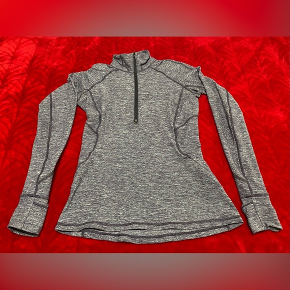 lululemon athletica Sweaters - Lululemon SZ 6 quarter zip long sleeved shirt with thumb holes Awesome Condition